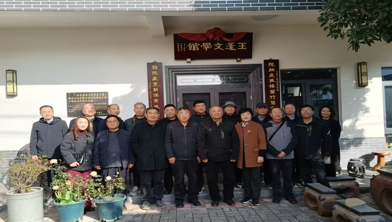 老干部在文学馆合影 老干部在文学馆合影