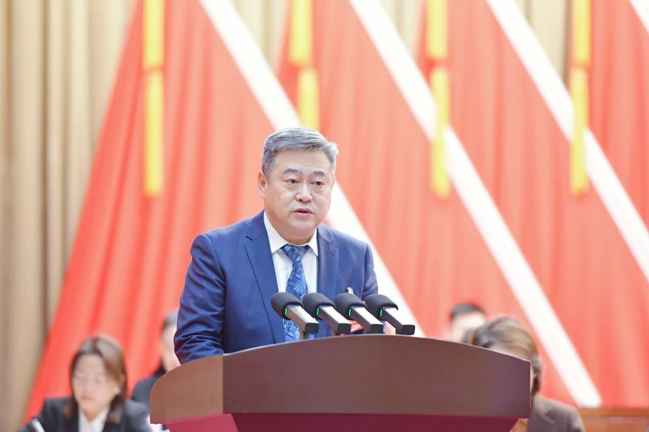 这是蔡煜东主席在代表市政协常务委员会作工作报告